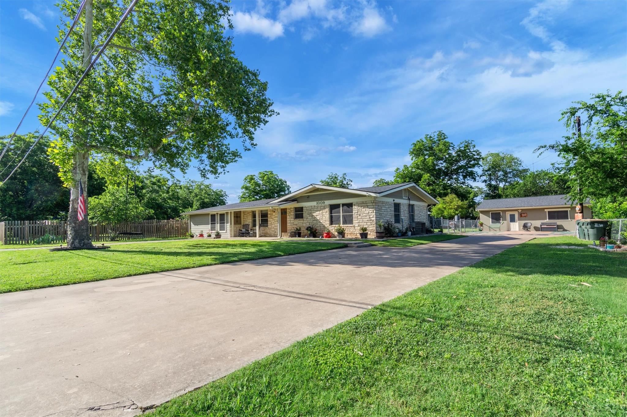 1009 Crepe Myrtle DR