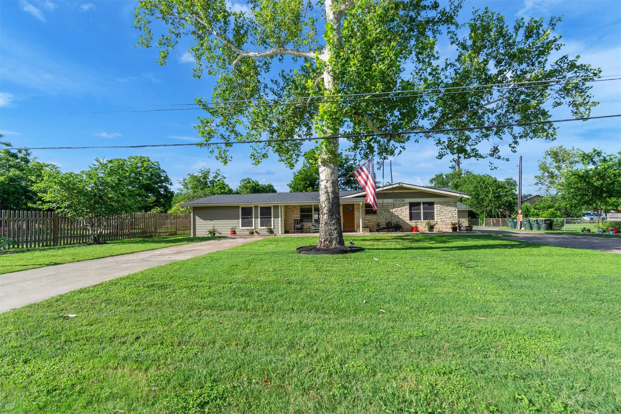 1009 Crepe Myrtle DR