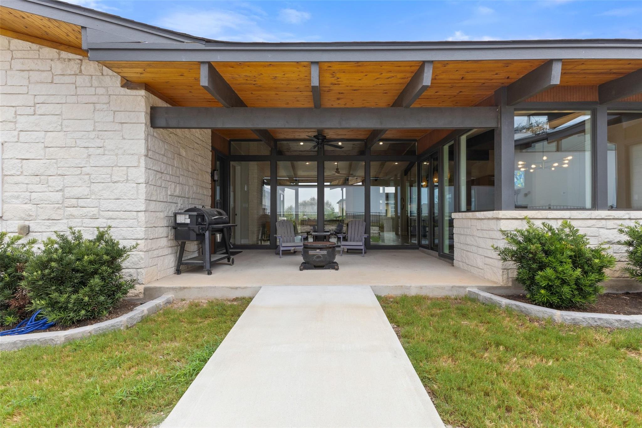 206 Waters View CT