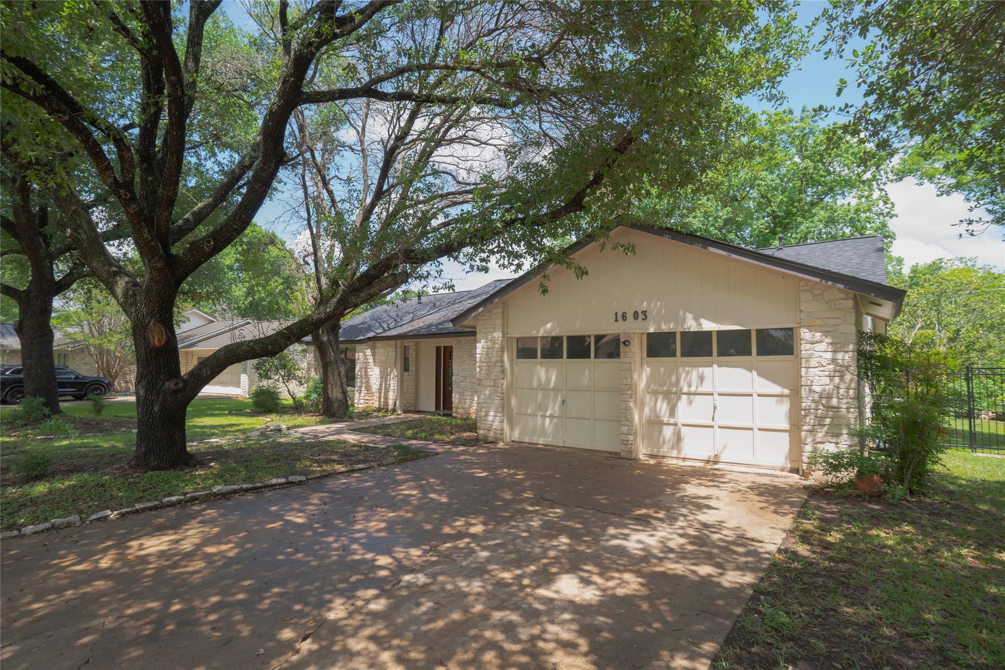 1603 W Creek LOOP
