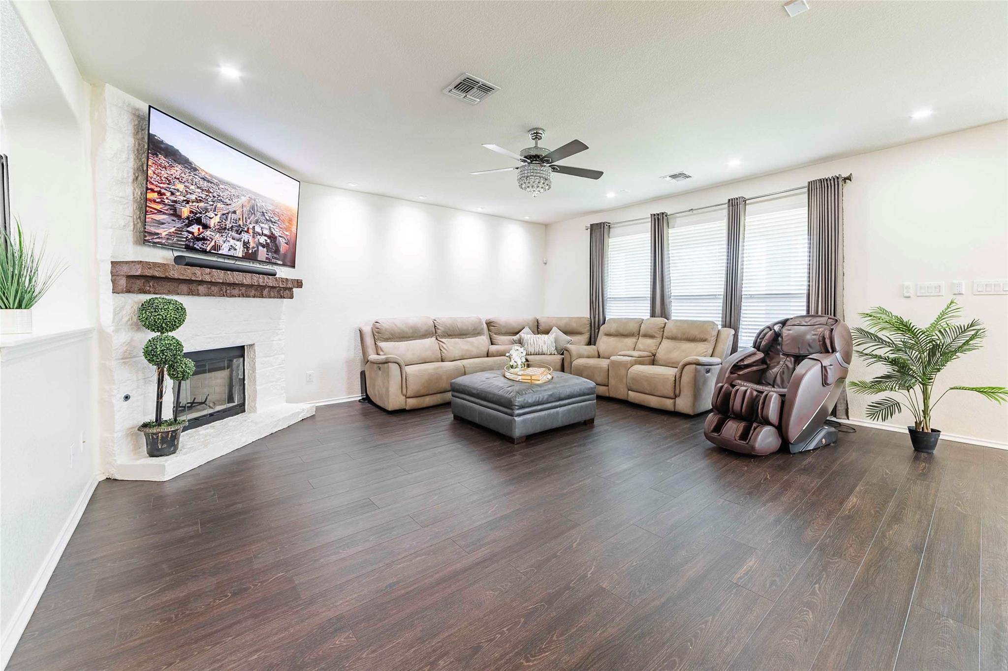 1224 Euless LN