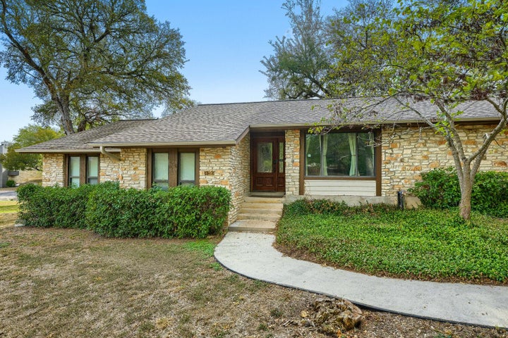 Photo 1 of 29 — 118 Phalarope DR, Buda, TX 78610