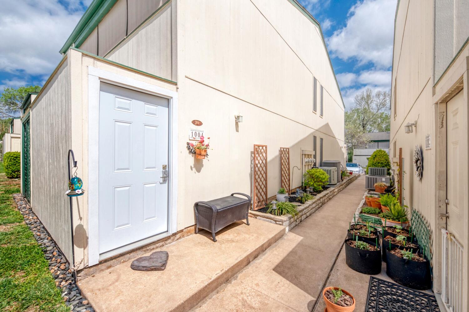 6718 Silvermine DR 1004