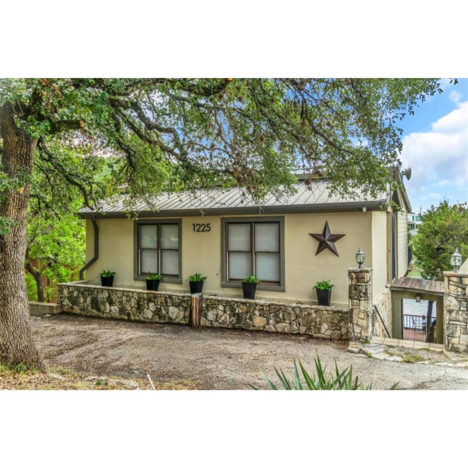 1225 Waterway LN