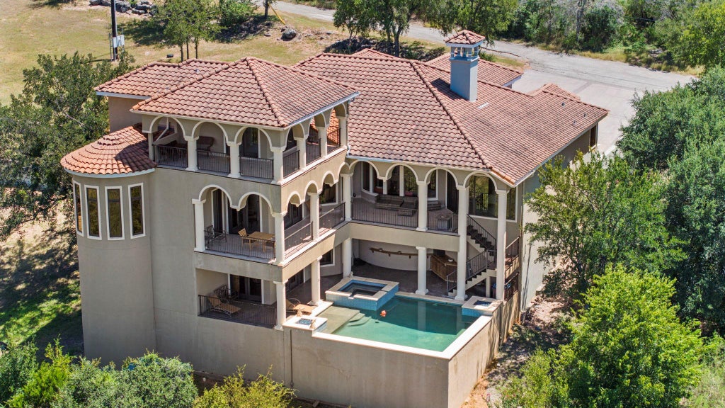 Photo of 301 Circle DR, Horseshoe Bay, TX 78657 (MLS # 3007493)