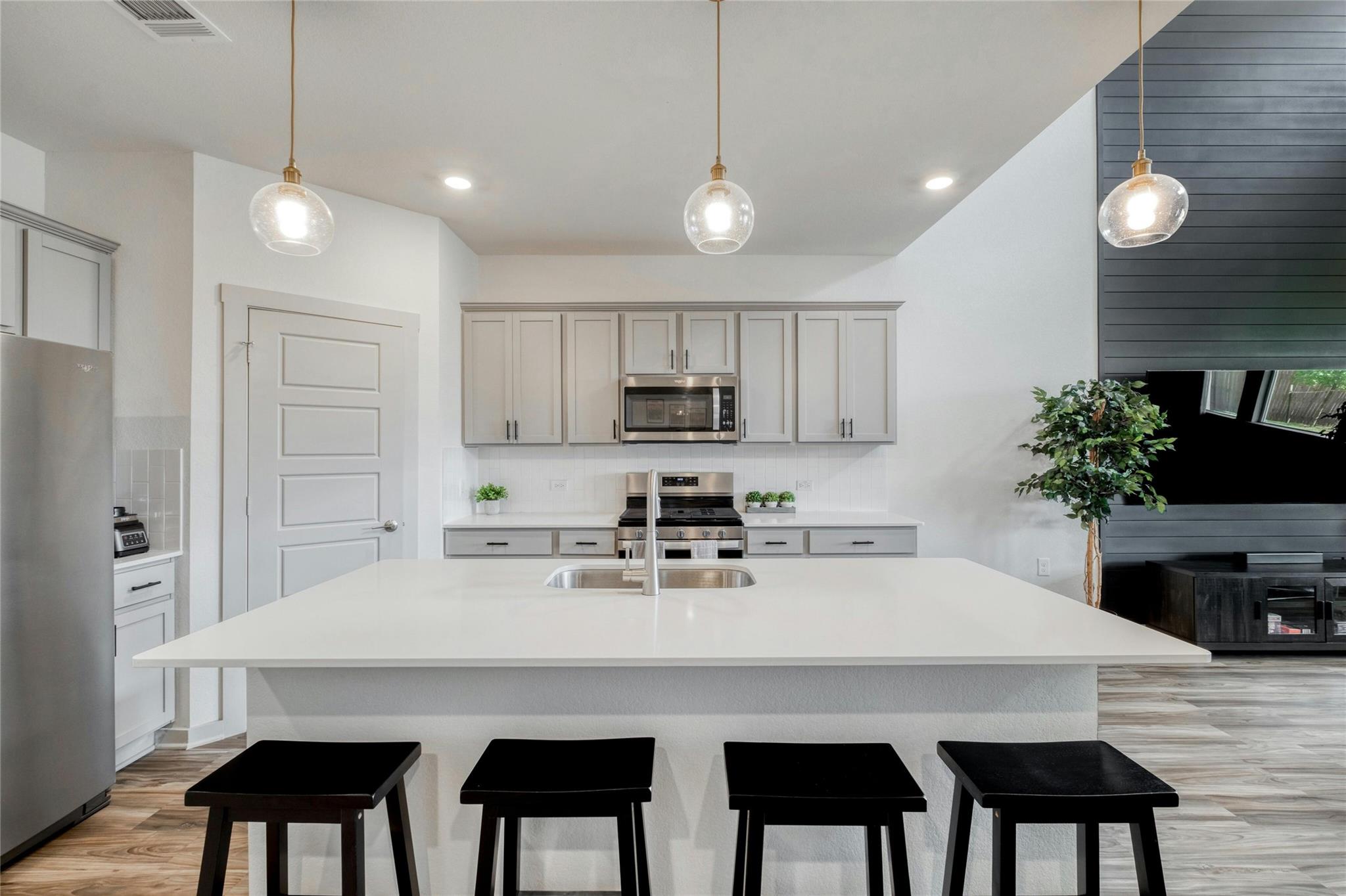 13901 Zuhause DR