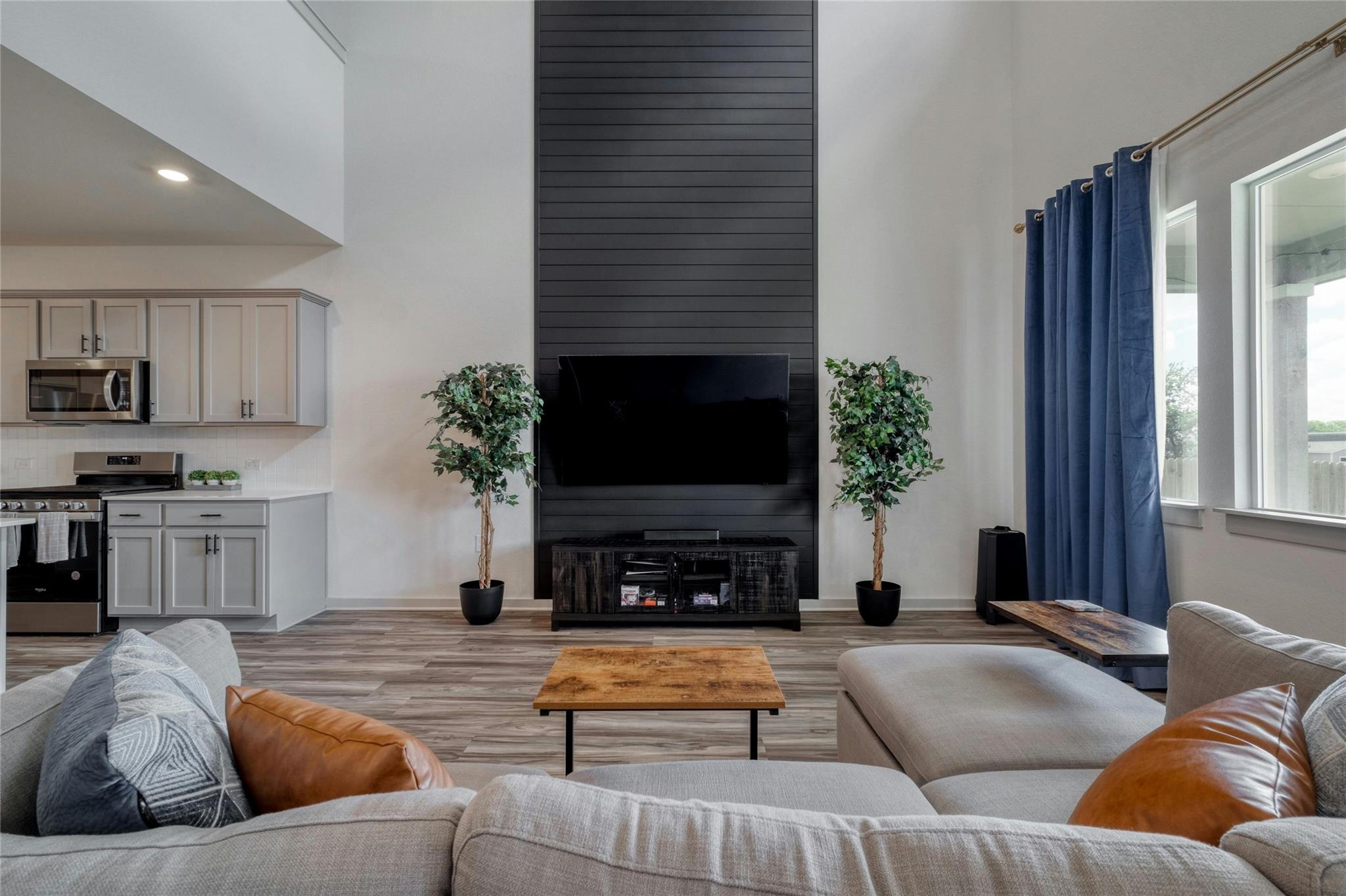13901 Zuhause DR