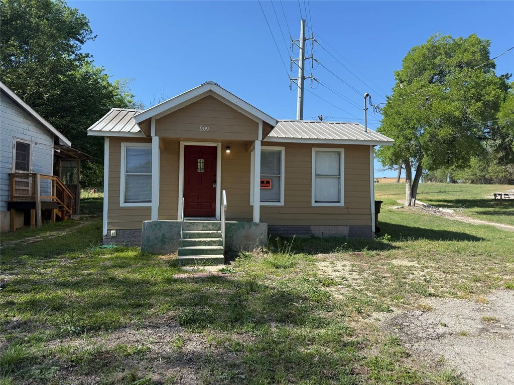 Photo of 909 E Market ST, Lockhart, TX 78644 (MLS # 6262825)