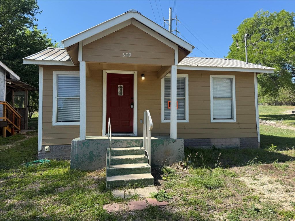Photo of 909 E Market ST, Lockhart, TX 78644 (MLS # 6262825)