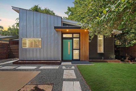 Photo of 3204 E 14th 1/2 ST, Austin, TX 78721 (MLS # 3641490)