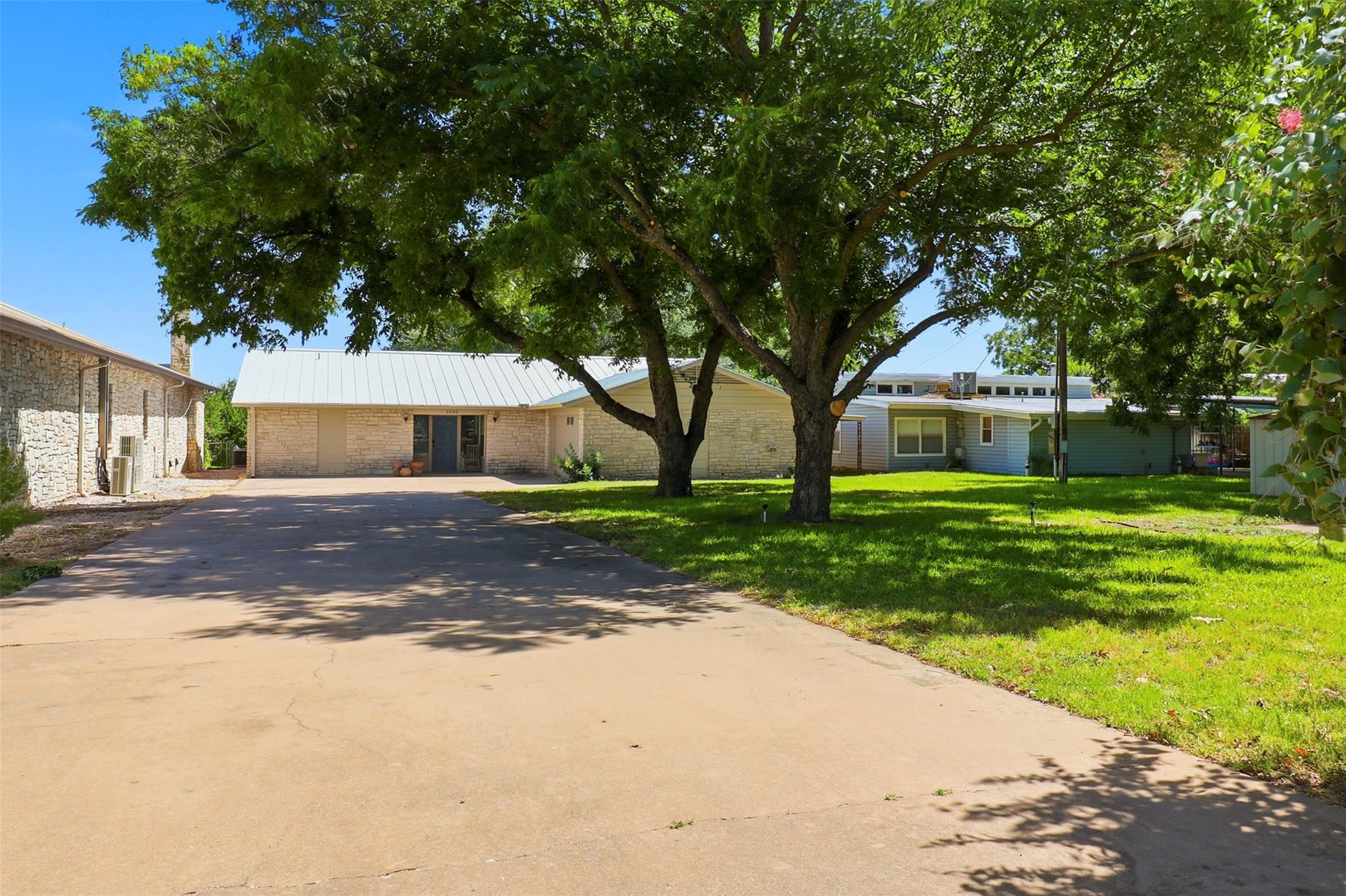 3000 River Oaks DR