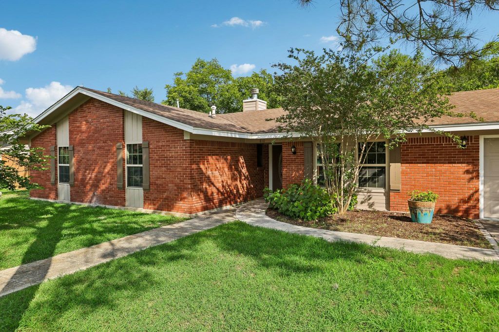 Photo of 810 Vogel DR, Lockhart, TX 78644 (MLS # 6641345)