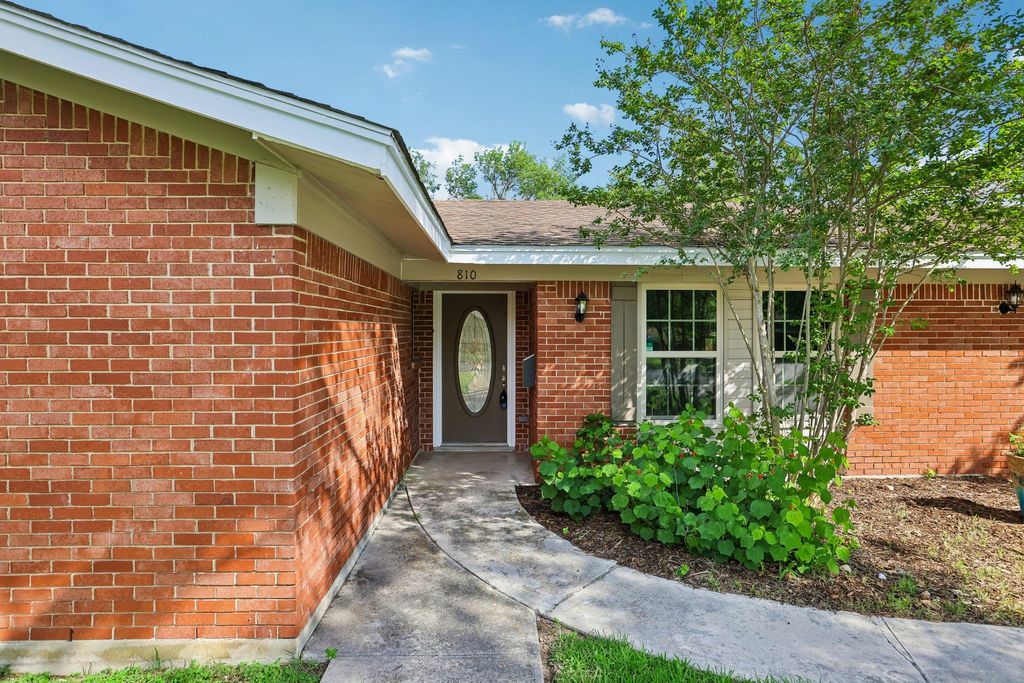 Photo of 810 Vogel DR, Lockhart, TX 78644 (MLS # 6641345)