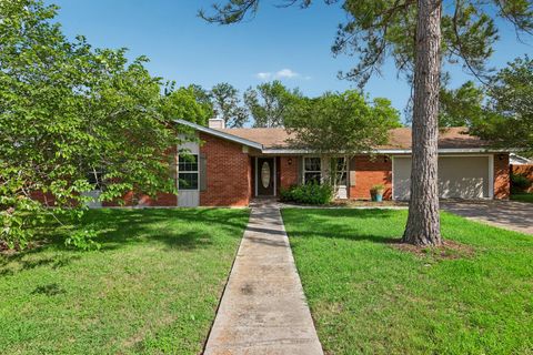 Photo of 810 Vogel DR, Lockhart, TX 78644 (MLS # 6641345)