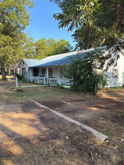 Photo of 204 NW NW 5th ST, Smithville, TX 78957 (MLS # 2412395)