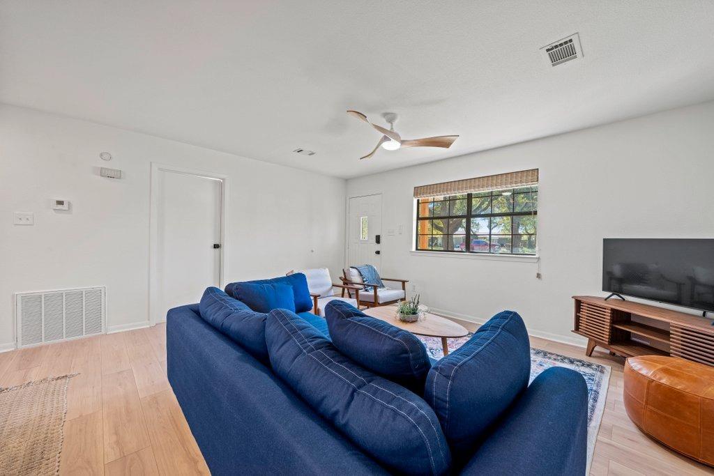 512 W Pecan DR