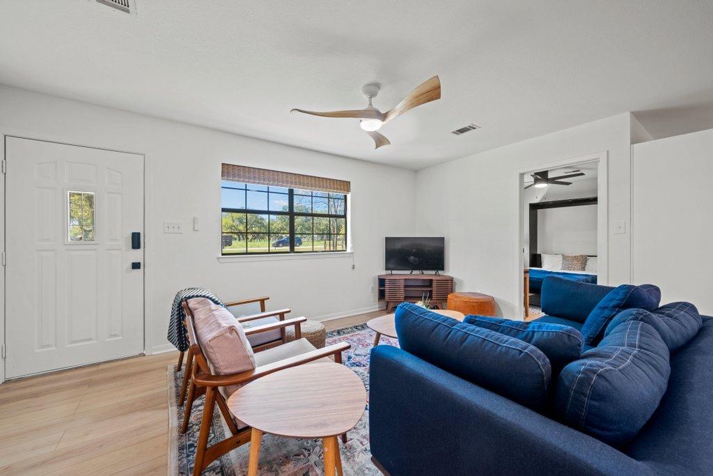 512 W Pecan DR