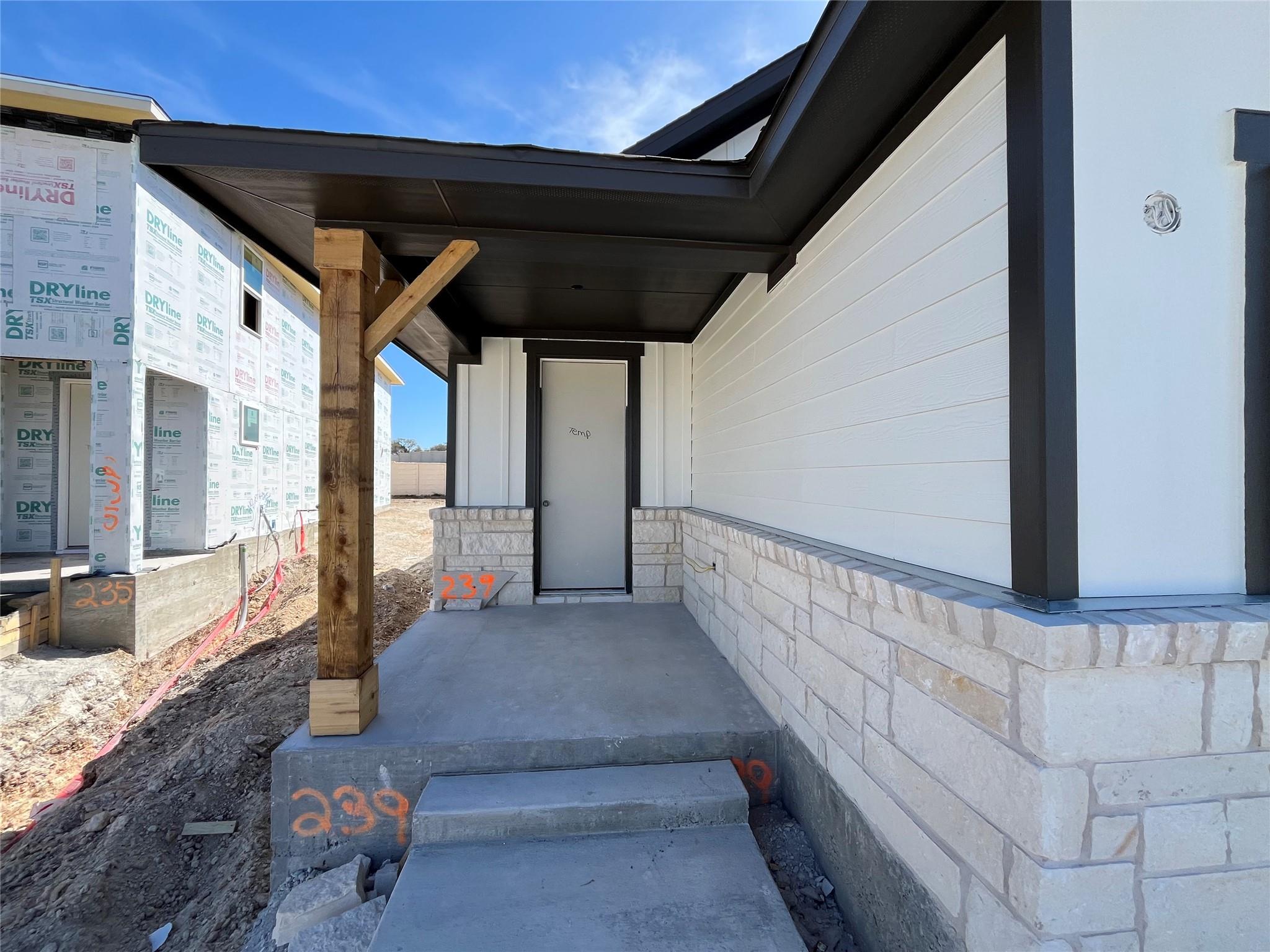 239 Kings Canyon DR