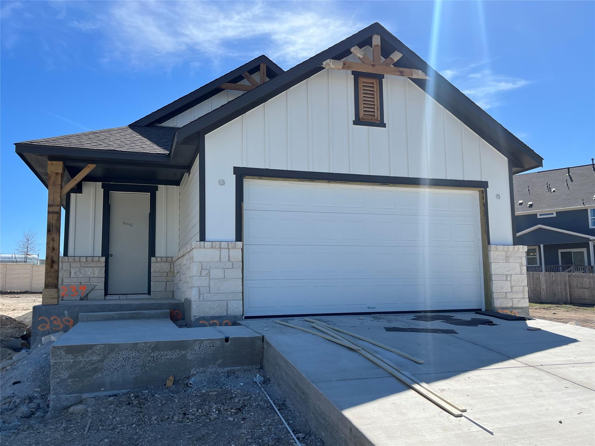 239 Kings Canyon DR