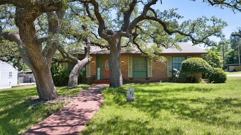 Photo of 325 E Rainey ST, Mason, TX 76856 (MLS # 4382681)