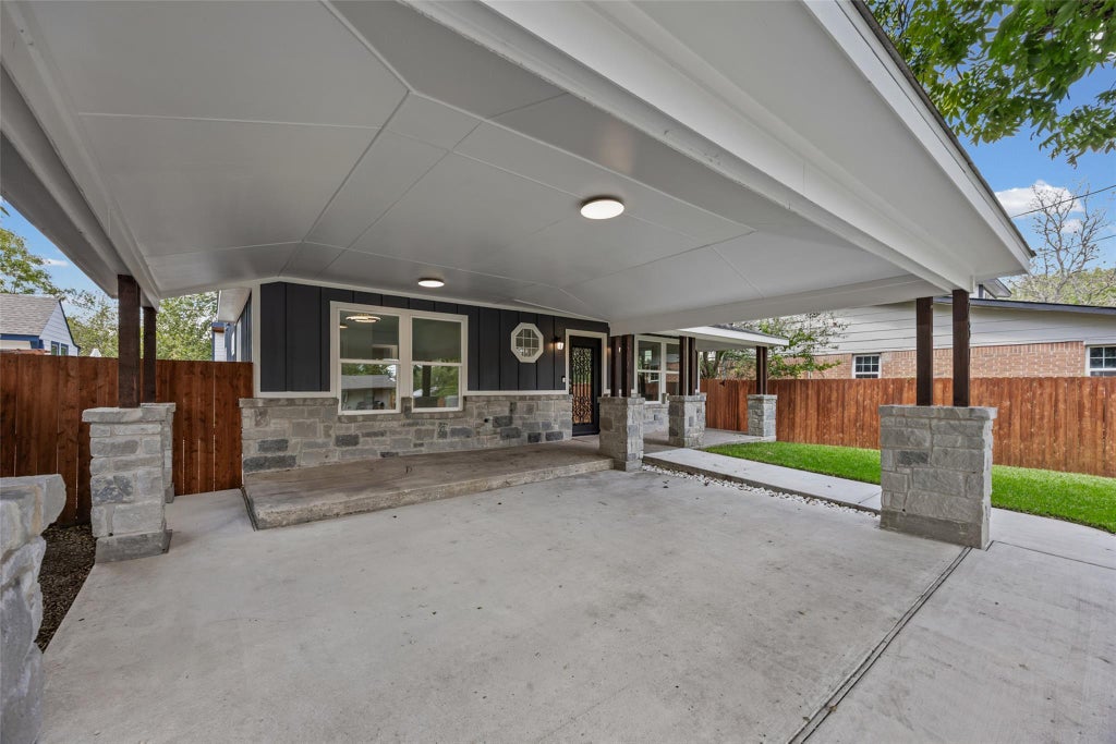 Photo of 731 Neches ST, Lockhart, TX 78644 (MLS # 1120743)