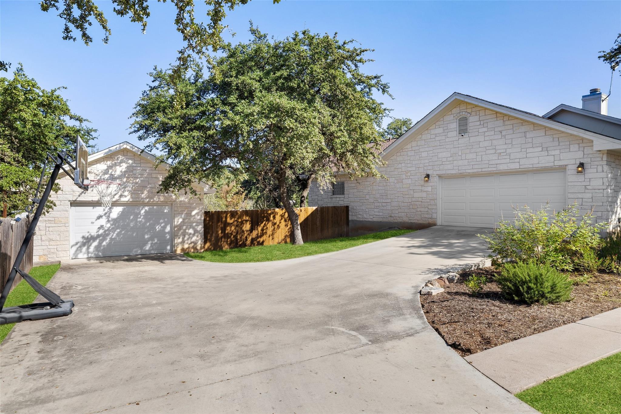 100 Winding Oak DR