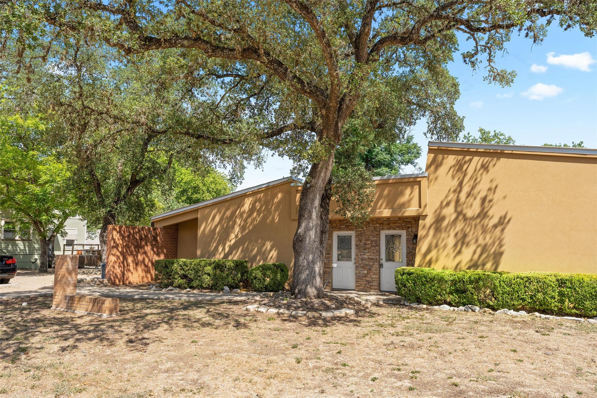 521 & 525 W Hutchison ST