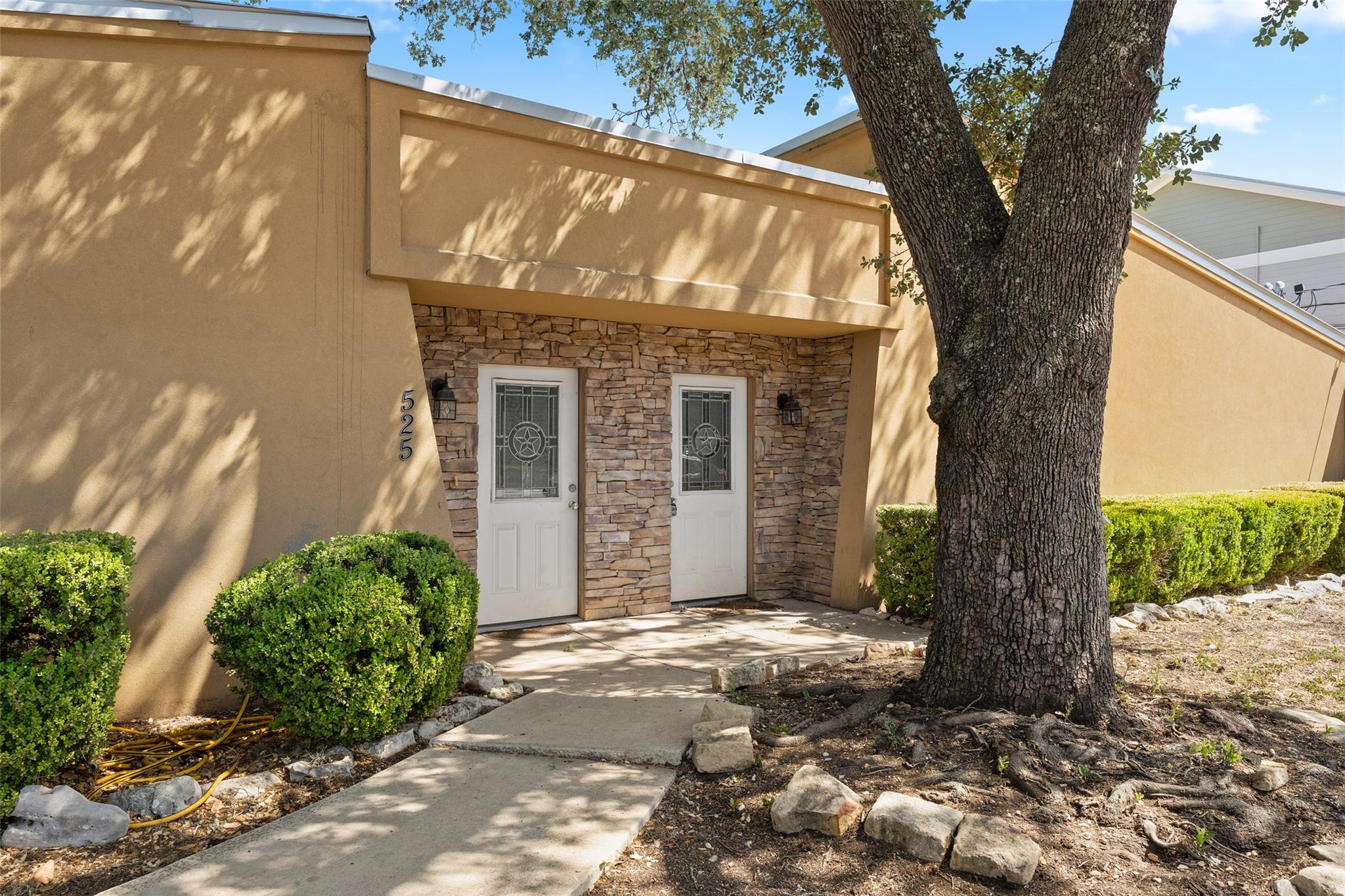 521 & 525 W Hutchison ST