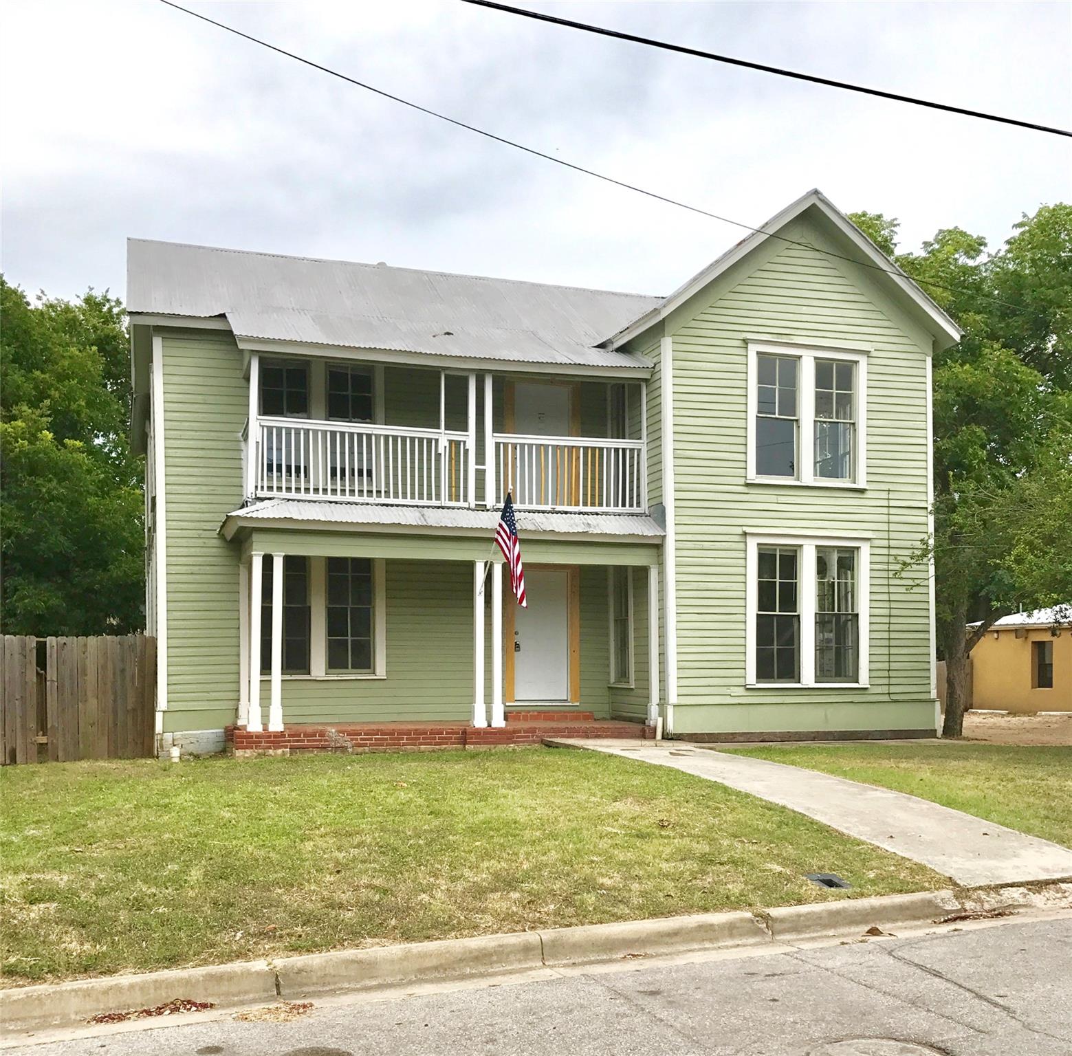 521 & 525 W Hutchison ST