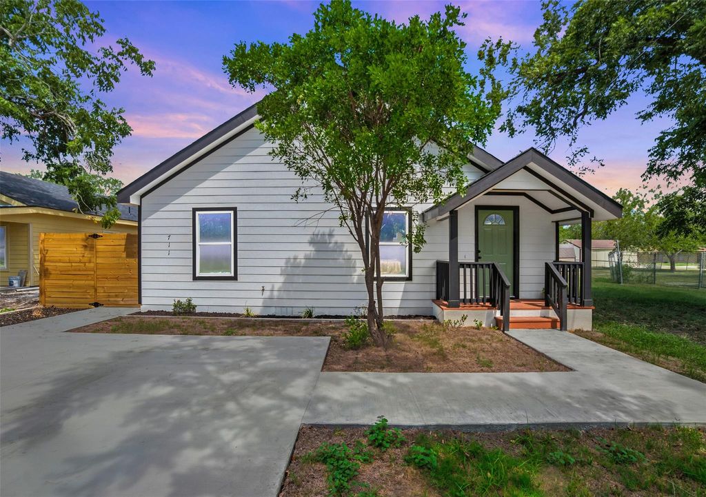 Photo of 711 Fir LN, Lockhart, TX 78644 (MLS # 1956816)