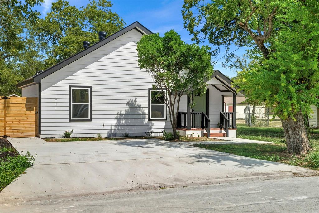 Photo of 711 Fir LN, Lockhart, TX 78644 (MLS # 1956816)
