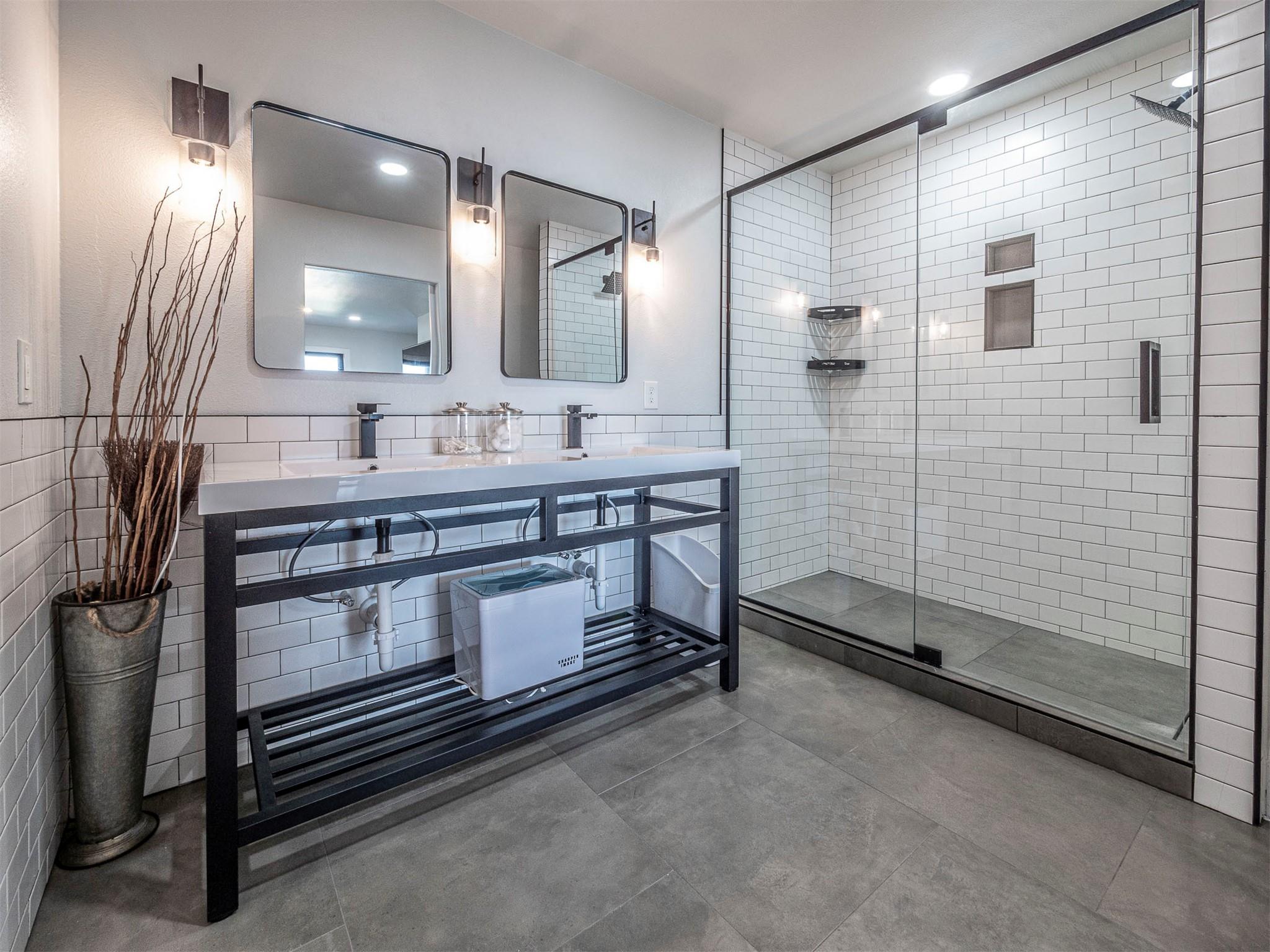 3900 Lake Park CV
