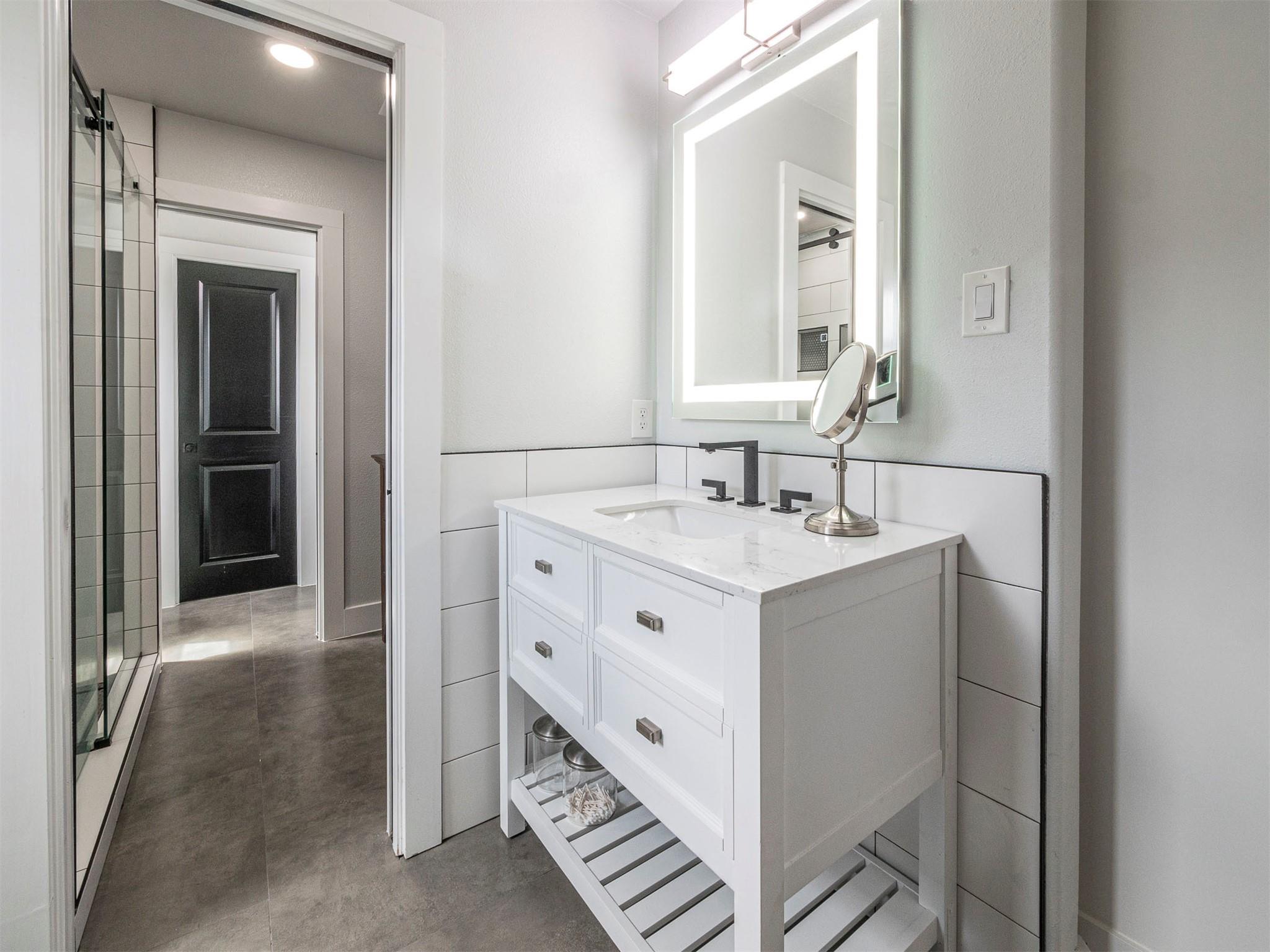 3900 Lake Park CV