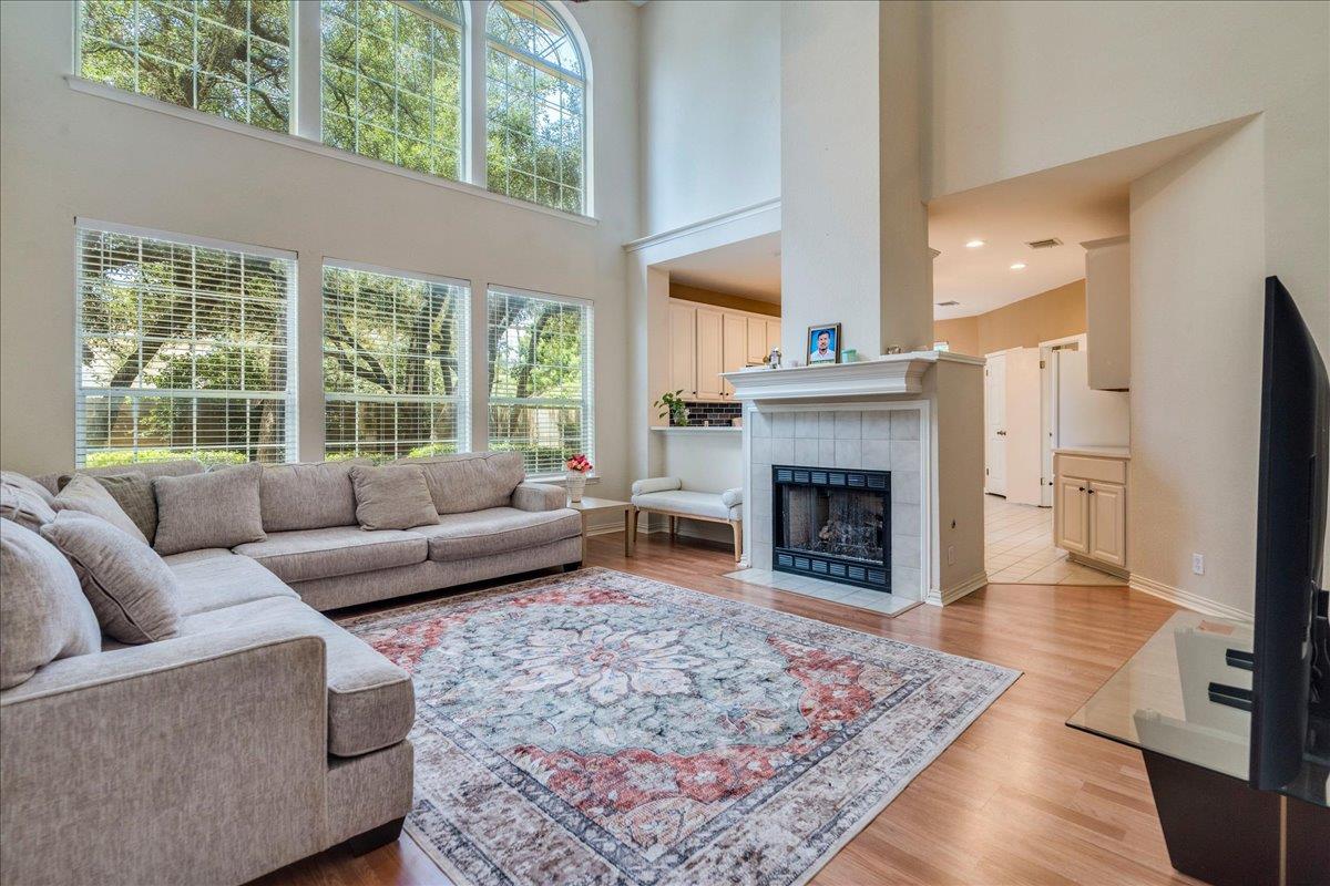 2201 SHARON DR