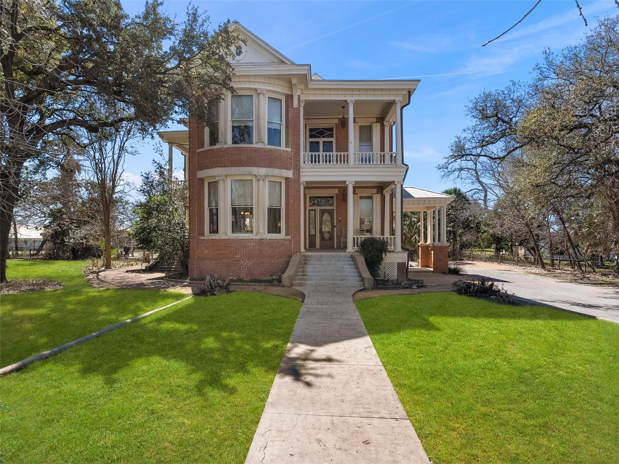 372 Magazine Ave