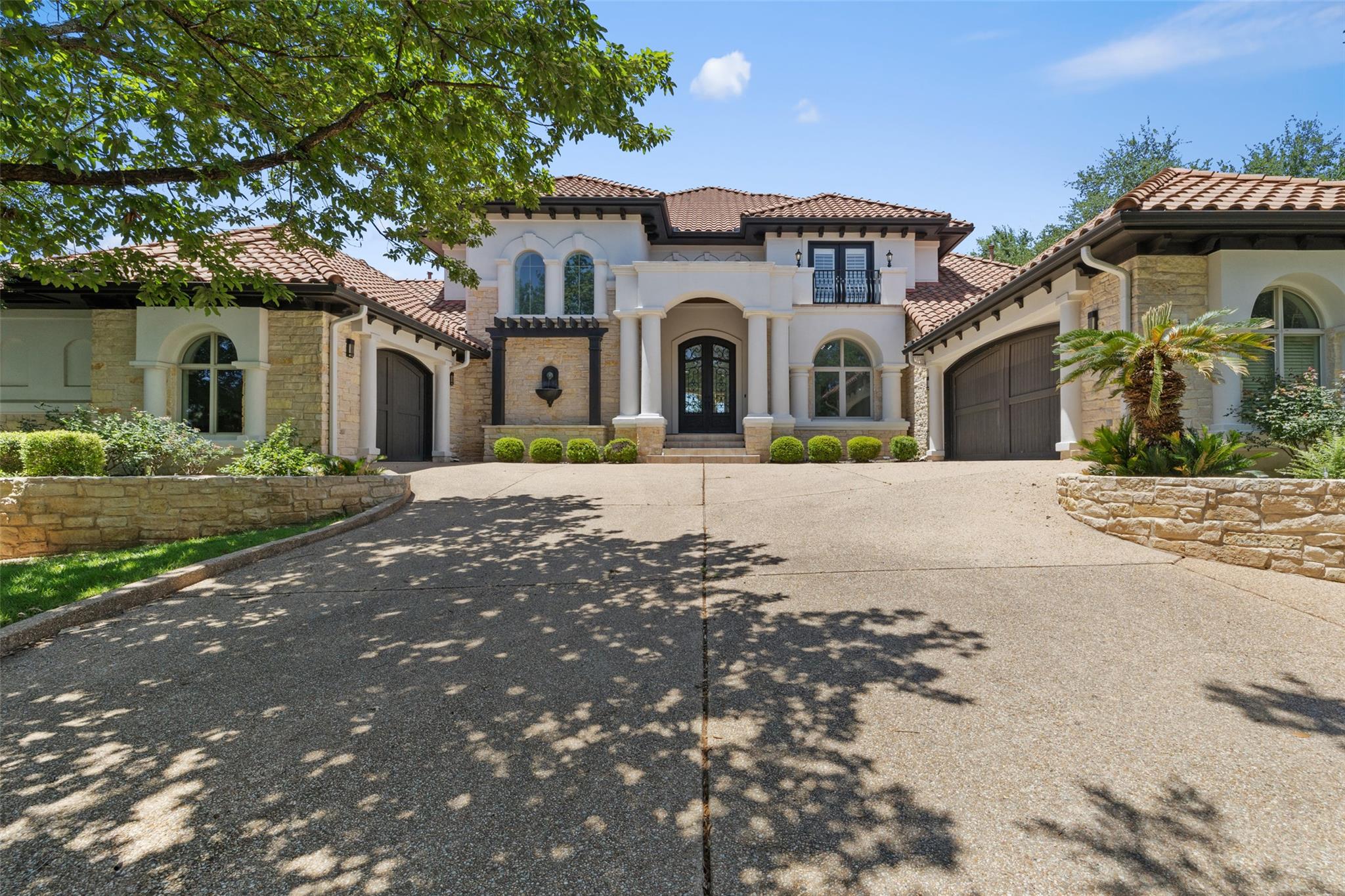 2404 University Club DR
