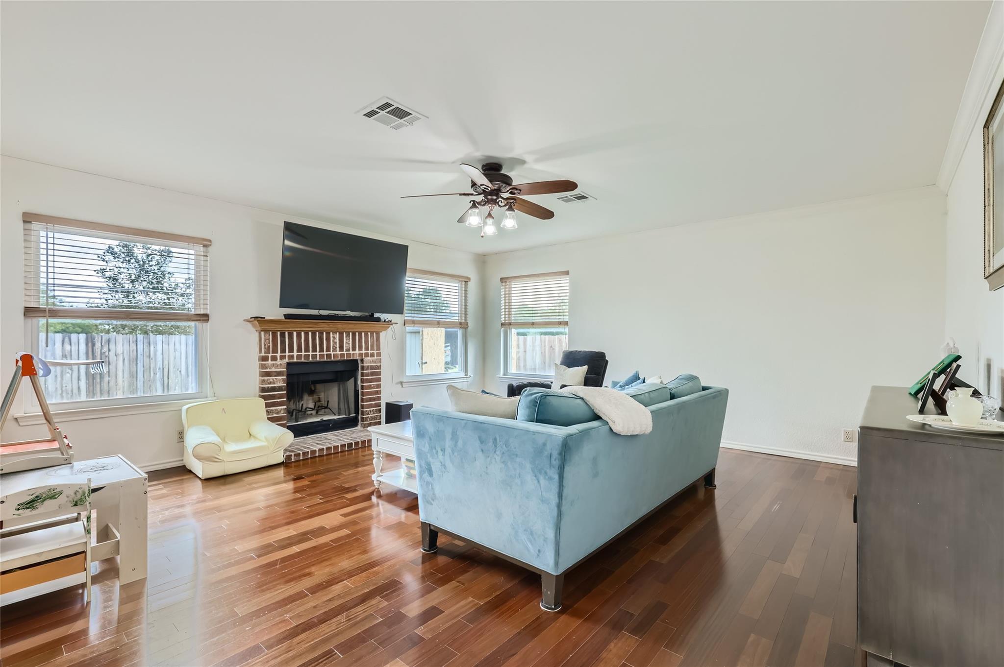 500 Hawthorne LN