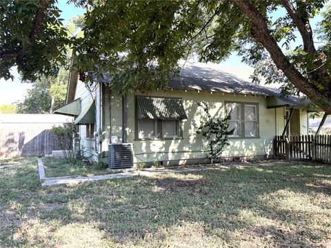 601 Clearfork ST Lockhart TX 78644