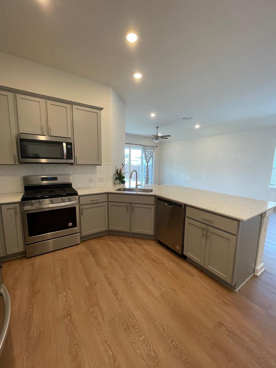 2421 Rosette LN