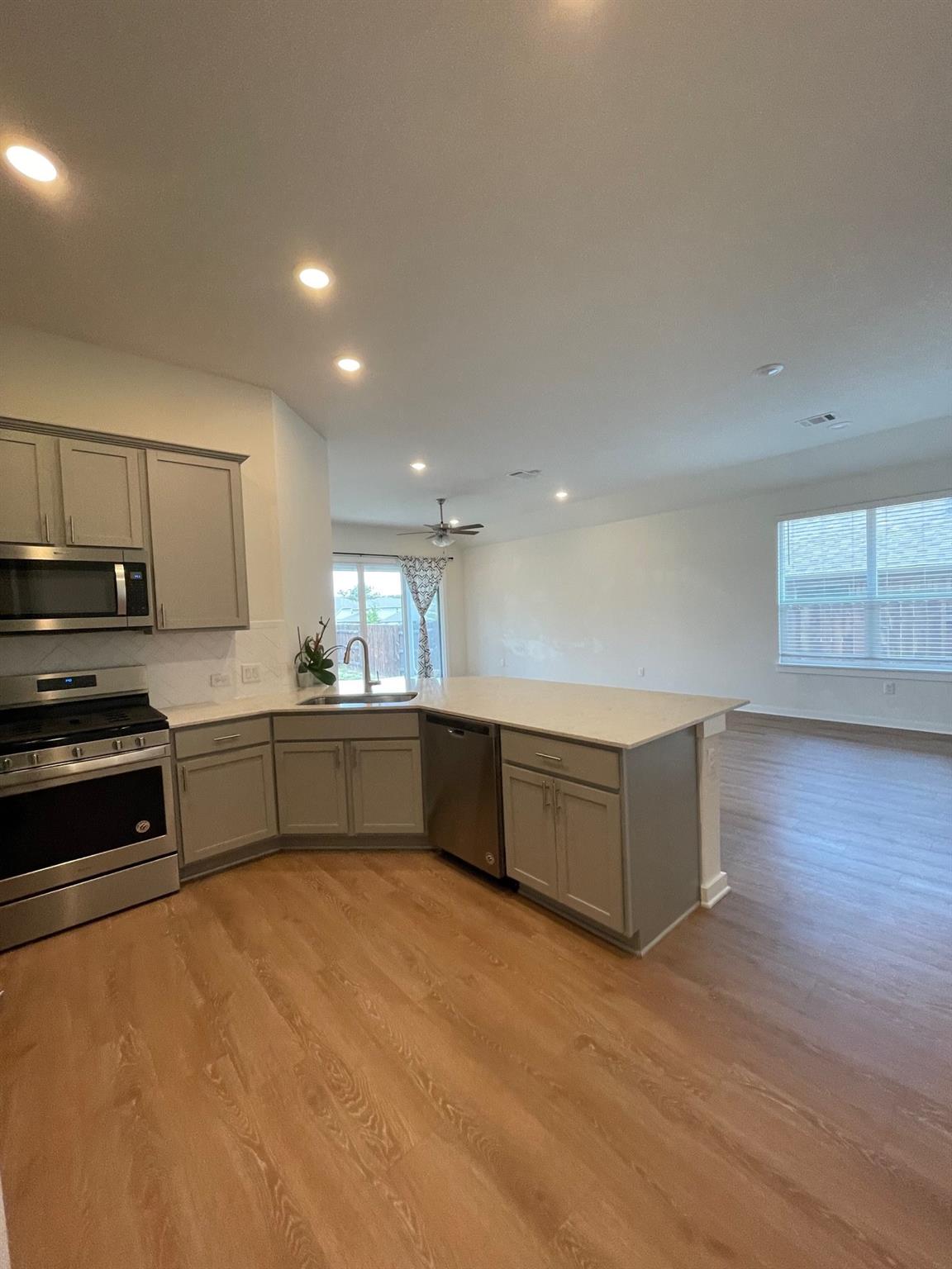 2421 Rosette LN