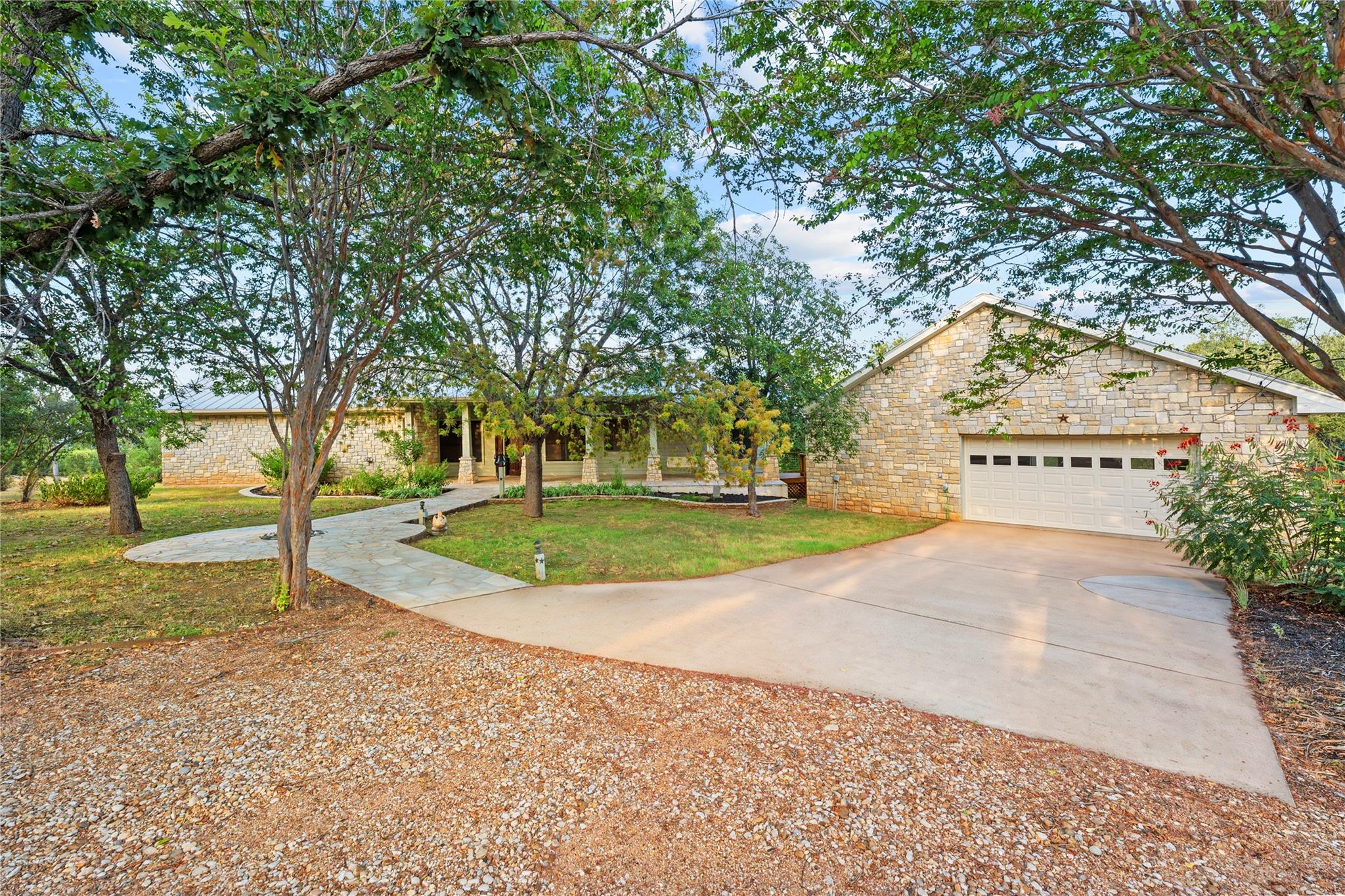 1118 Rustic LN
