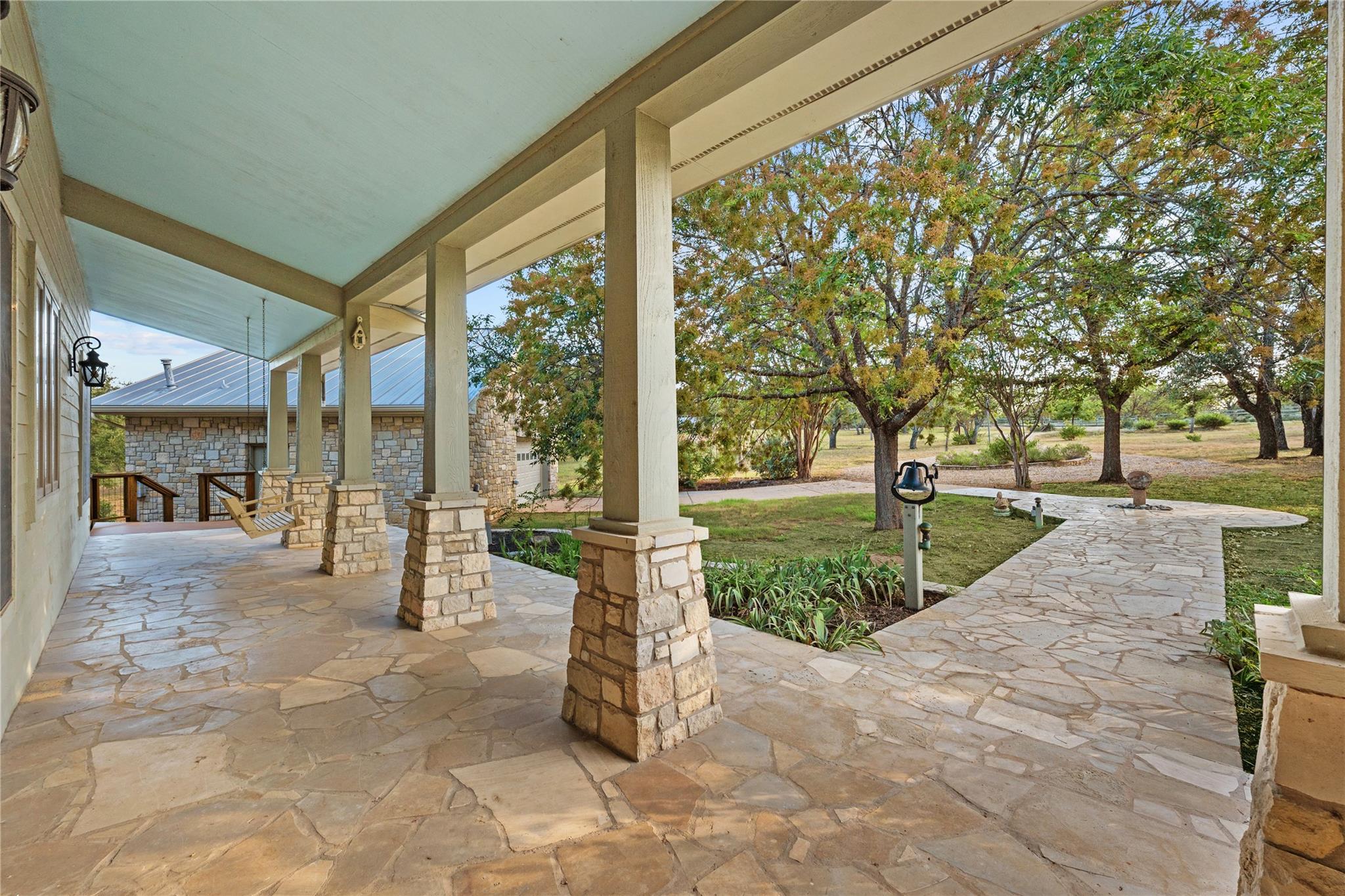 1118 Rustic LN
