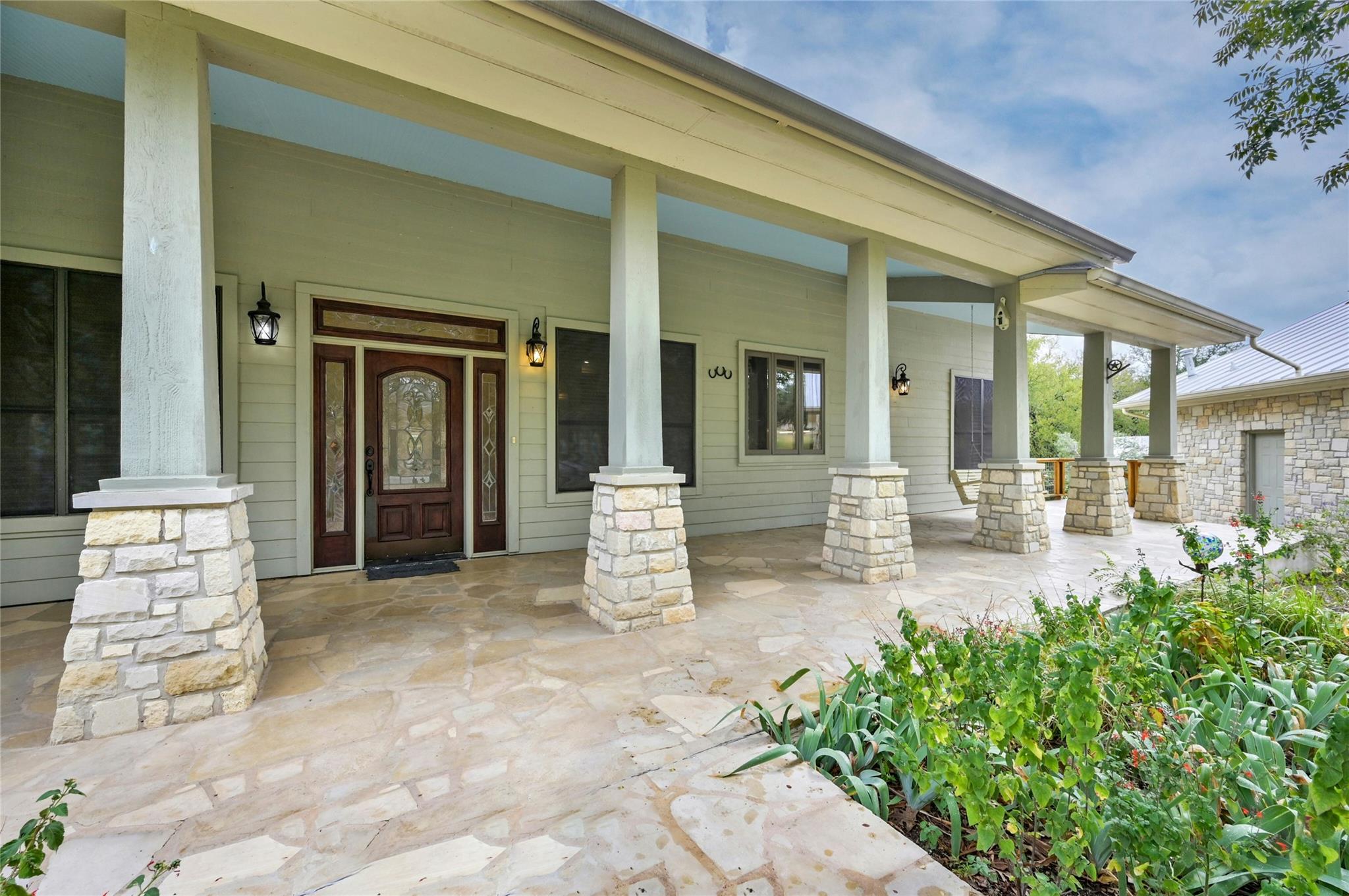 1118 Rustic LN
