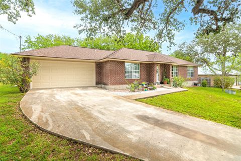 926 Zwicke ST Seguin TX 78155
