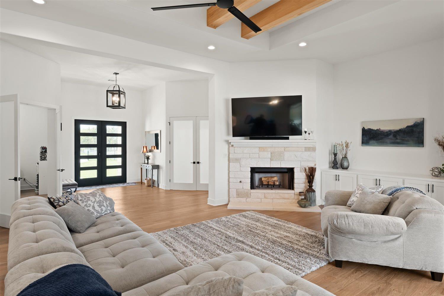 425 Private Road 915