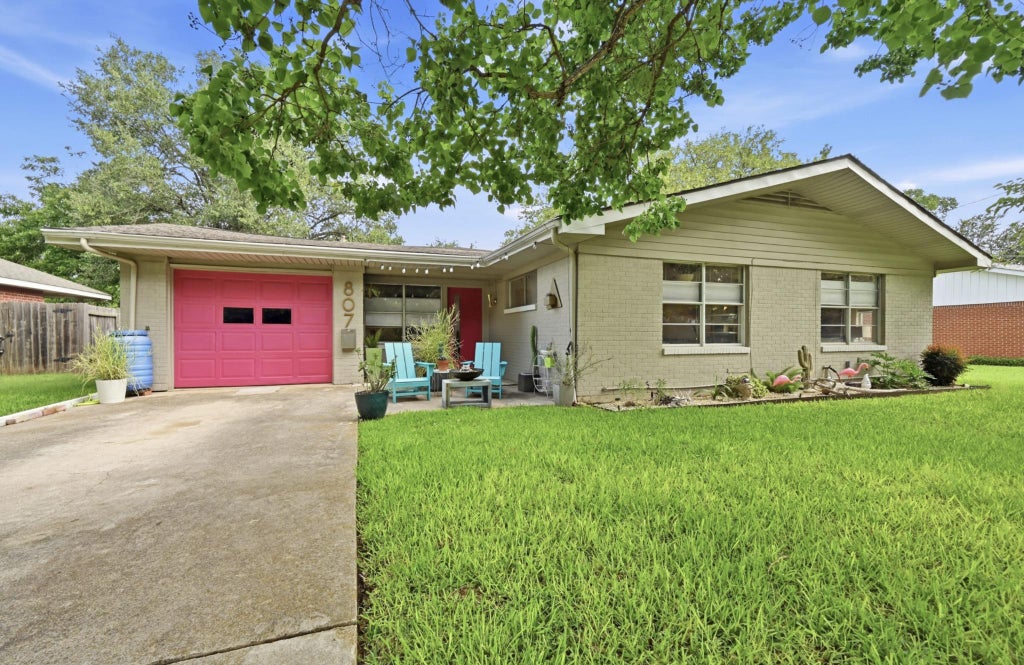 Photo of 807 Campbell ST, Lockhart, TX 78644 (MLS # 3474070)