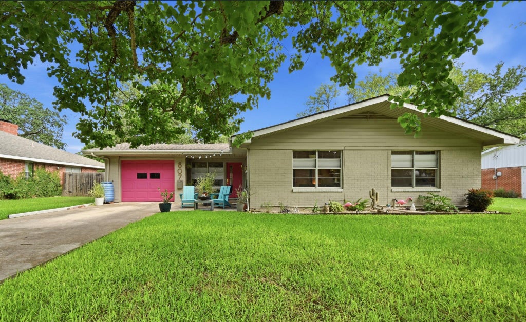 Photo of 807 Campbell ST, Lockhart, TX 78644 (MLS # 3474070)