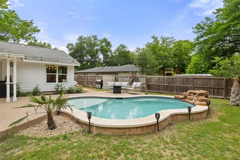 Single Family Residence in Austin TX 6103 Pennwood LN 39.jpg