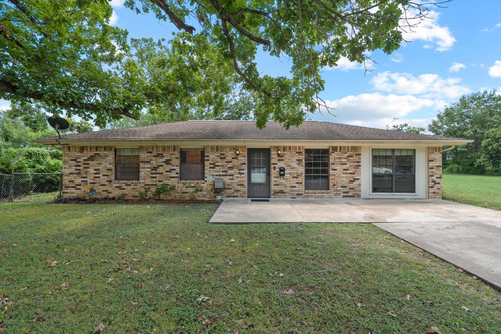 Photo of 213 Atascosa ST, Lockhart, TX 78644 (MLS # 9149900)