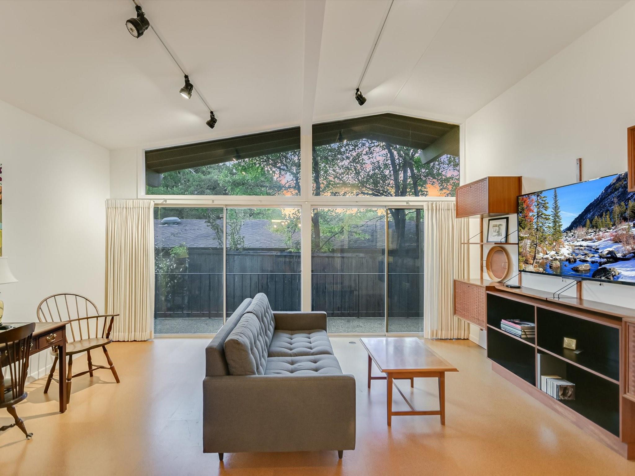 Austin, Texas 78704, United States, 4 Bedrooms Bedrooms, ,2 BathroomsBathrooms,Residential,Pending,44009